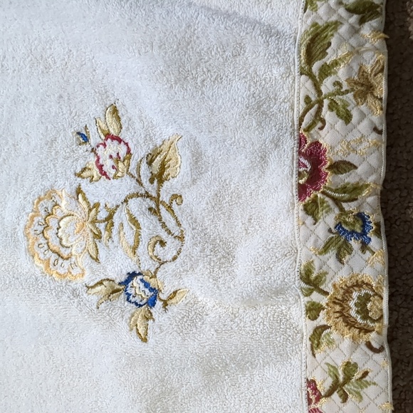 4 Beautiful Floral Bath Towels - Picture 8 of 14
